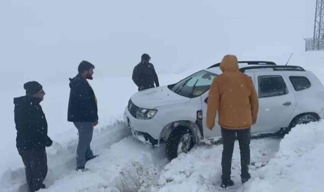 Habere giden gazeteciler karda mahsur kaldı
