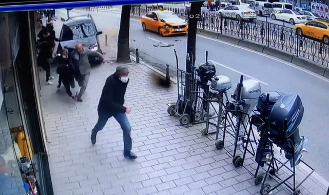 İstanbul'un göbeğinde dehşet anları: Araç kaldırımdaki yayaların arasına daldı