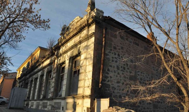 Kars'ta 100 yıllık tarihi binanın duvarlı yıkılıyor