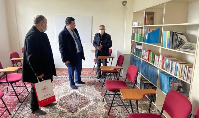 Kaymakam Zaman'dan cami kütüphanesine kitap desteği