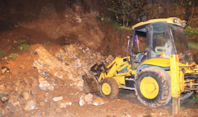 Kocaeli'de istinat duvarı yıkıldı, 2 ev boşaltıldı