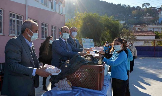 Koçarlı'da öğrencilere 500 adet balık ekmek dağıtıldı