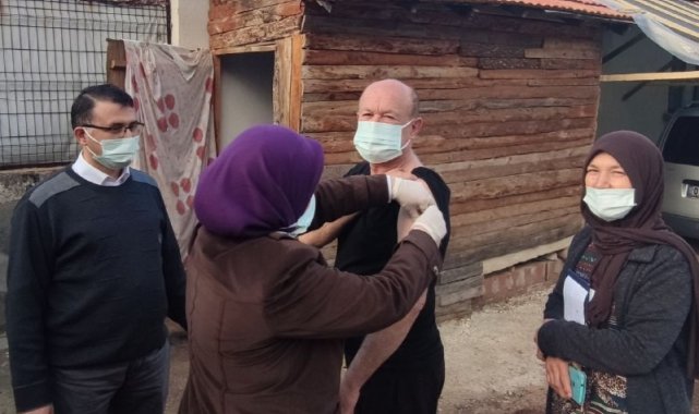 Kumluca'nın uzak mahallelerinde vatandaşlara 'evde aşı hizmeti'