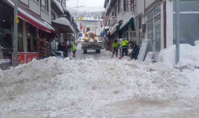 Küre'de ekiplerin yoğun kar mesaisi