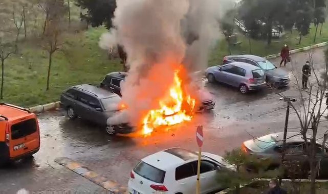Maltepe'de site içerisinde 3 araç alevlere teslim oldu