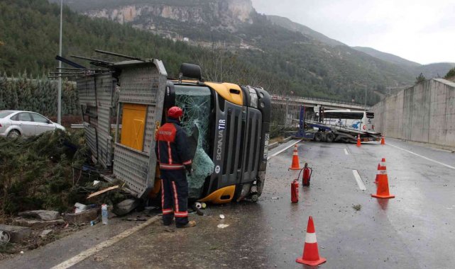 Manisa'da yağış kaza getirdi, 300 metre arayla iki tır kaza yaptı: 3 yaralı