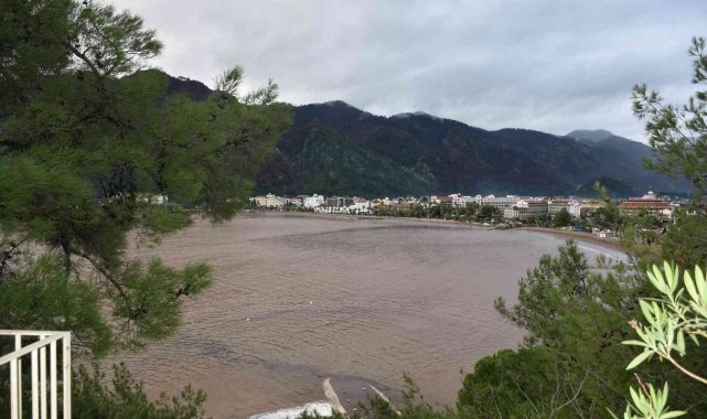Marmaris'te denizin rengi kahverengiye dönüştü