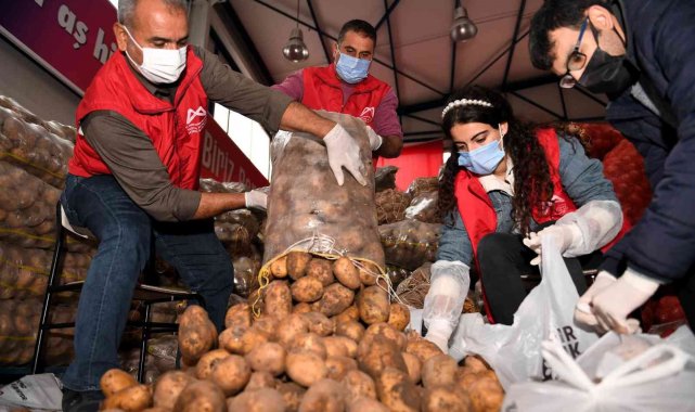 Mersin'de dar gelirli ailelere patates ve soğan desteği