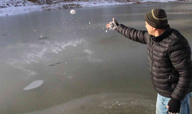 Mersin'de sulama göleti dondu, ağaçlarda buz sarkıtı oluştu