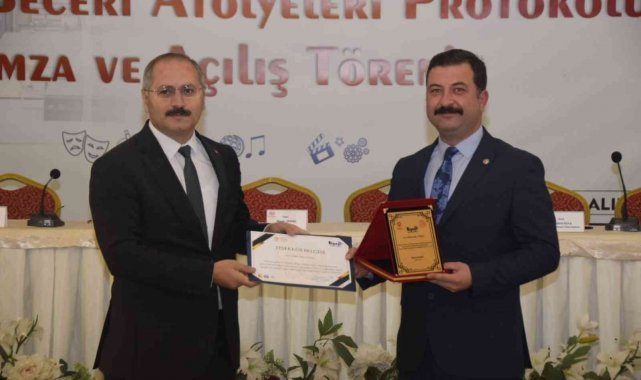MHP'ye 'Tasarım Beceri Atölye'sine katkı plaketi
