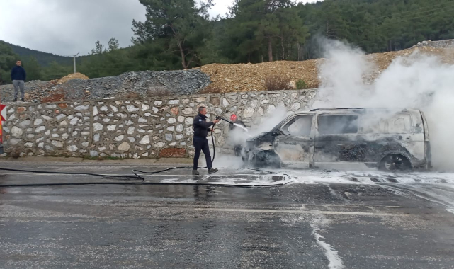 Milas'ta ticari araç yanarak küle döndü.
