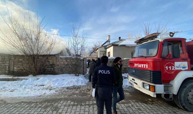 Muradiye'de odunluk yangını