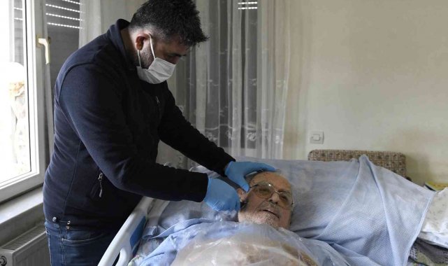 Muratpaşa'da hastaların bakımları evden çıkmadan yapılıyor