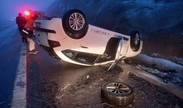 Niğde'de buzlanan yolda otomobil takla attı: 4 yaralı