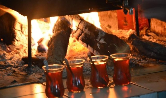 Odun ateşinde çay içmek için kilometrelerce yol gidiyorlar