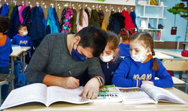 Öğretmen masasını ortadan kaldırdı: "Öğrencilerle aramda duvar gibiydi"
