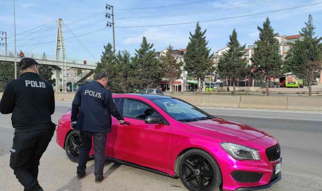 Otostopla bindikleri milyonluk otomobilde büyük şok yaşadılar