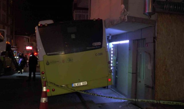 Pendik'te İETT otobüsü kaldırımla evin balkonu arasına sıkıştı