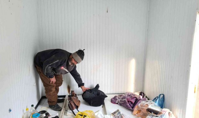 "Bu yalan dünya boş" deyip 6 yıldır iki metrelik teknede yaşıyor