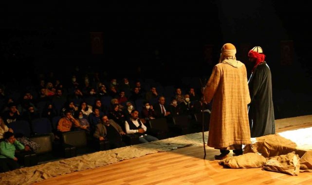 Sanatseverlerden 'Yunus Emre' tiyatro oyununa büyük ilgi
