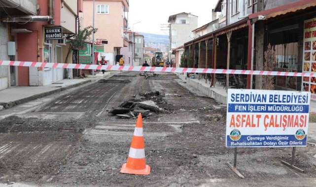 Serdivan'da sokaklar sıcak asfaltla yenileniyor