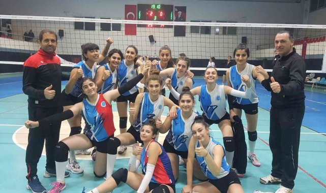 Seyhan'ın genç kız voleybolcuları şampiyon