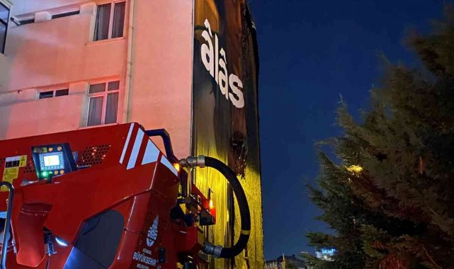 Şişli'de bir binadaki reklam afişi alev alev yandı