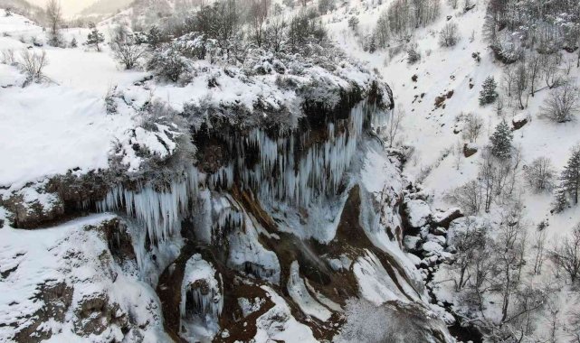Sivas'ta Sibirya soğukları şelaleyi dondurdu