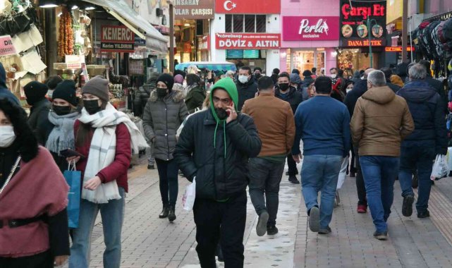 Soğuğa rağmen çarşıyı doldurdular
