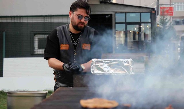 Sokak hayvanlarının görülmeye değer hamburger keyfi