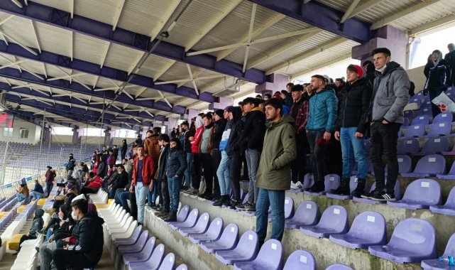 Şuhutlu öğrencilerden Afyonspor'a pankartlı destek