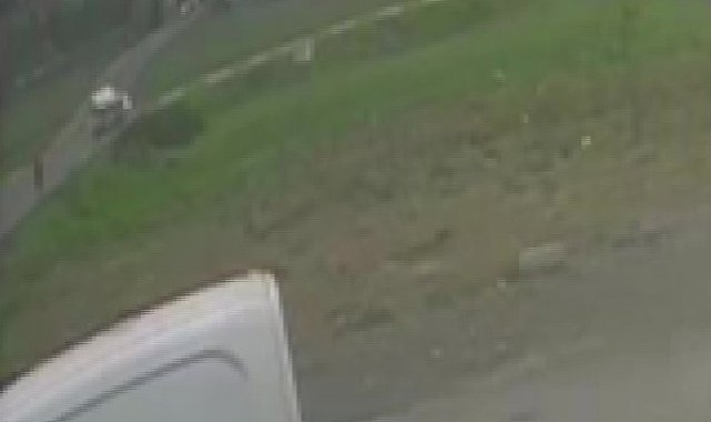 Sultanbeyli'de orta refüje çarpan ticari araç moto kurye üzerine devrildi