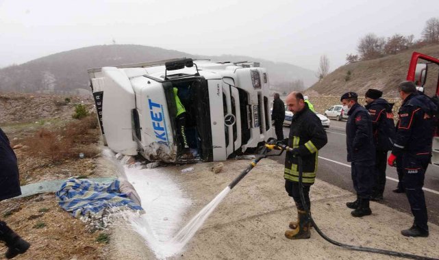 Tokat'ta, et yüklü tır devrildi: 1 yaralı