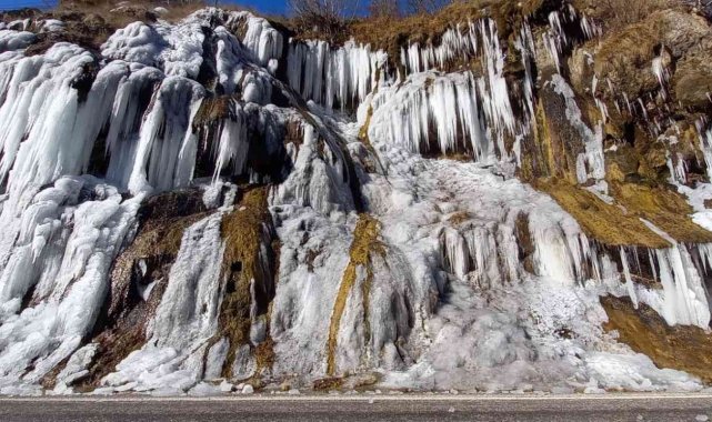 Tunceli'de havalar soğudu, 'Ağlayan Kayalar' buz tuttu