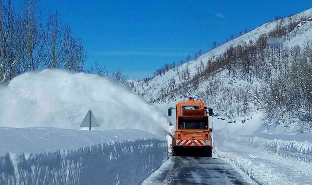 Tunceli'de karla mücadele sürüyor