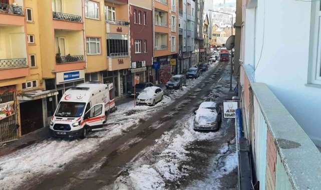 Türkeli'de buzda kayarak düşen adam hastanelik oldu