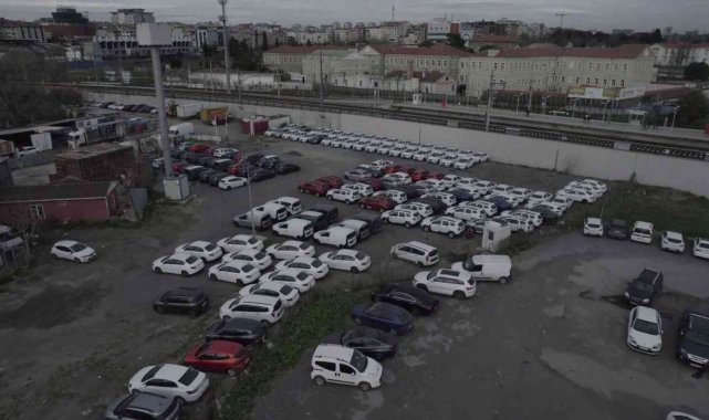 Zeytinburnu'nda bir otopark dolusu sıfır araç