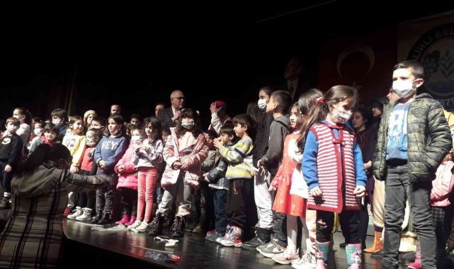 'Bizimkiler' ve 'Küfe' Salihli'de sahnelendi