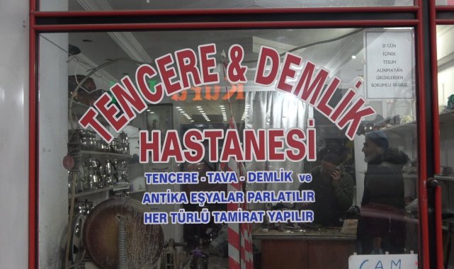 Açtığı 'Demlik ve Tencere Hastanesi'nde demlik ve tencereleri tamir ediyor