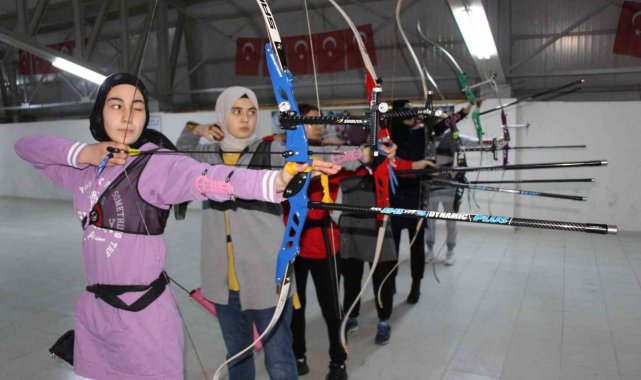 Amasya'nın şampiyonluk hedefleyen okçu kızları