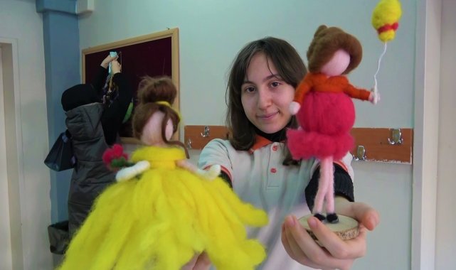 Amasyalı öğrenciler iğne darbeleriyle 'keçe bebek' yapıyor