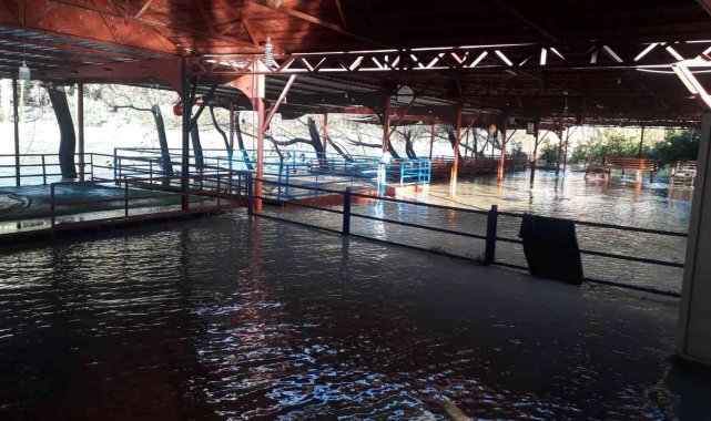 Antalya'da şiddetli yağış ırmak kenarındaki restoranları sular altında bıraktı