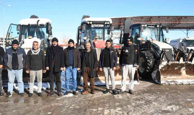 Araban'da kar ve buz temizleme çalışmaları sürdürüyor