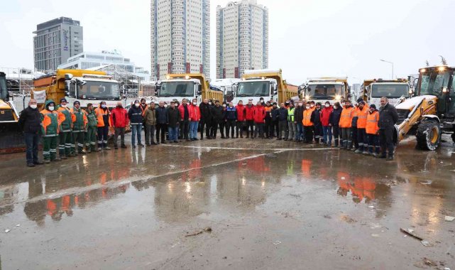 Ataşehir'de karla mücadele ekipleri 724 görev başında