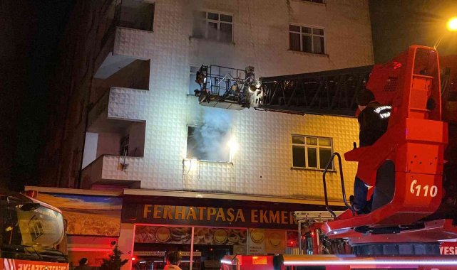 Ataşehir'de yanan daireyi arkalarına alıp selfie çekildiler