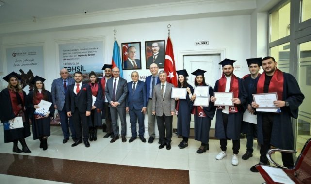 Azerbaycan'da mezuniyet sevinci