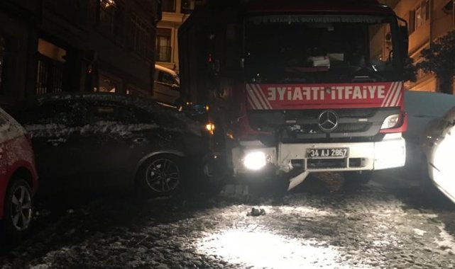 Beşiktaş'ta buzlanan yolda itfaiye aracı 7 araca çarparak durabildi