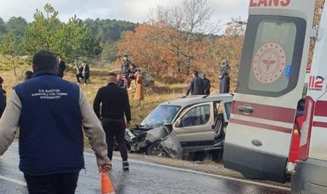 Bilecik'te hafif ticari araçla yolcu midibüsü çarpıştı: 5 yaralı