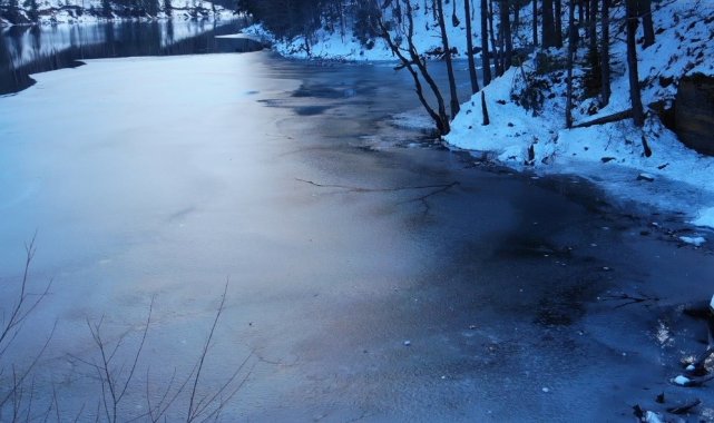 Bozcaarmut Gölet'inin kıyı kesimleri soğuk havadan dondu