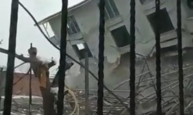 Bursa'da 4 katlı kaçak binanın yıkılma anı kameralara yansıdı